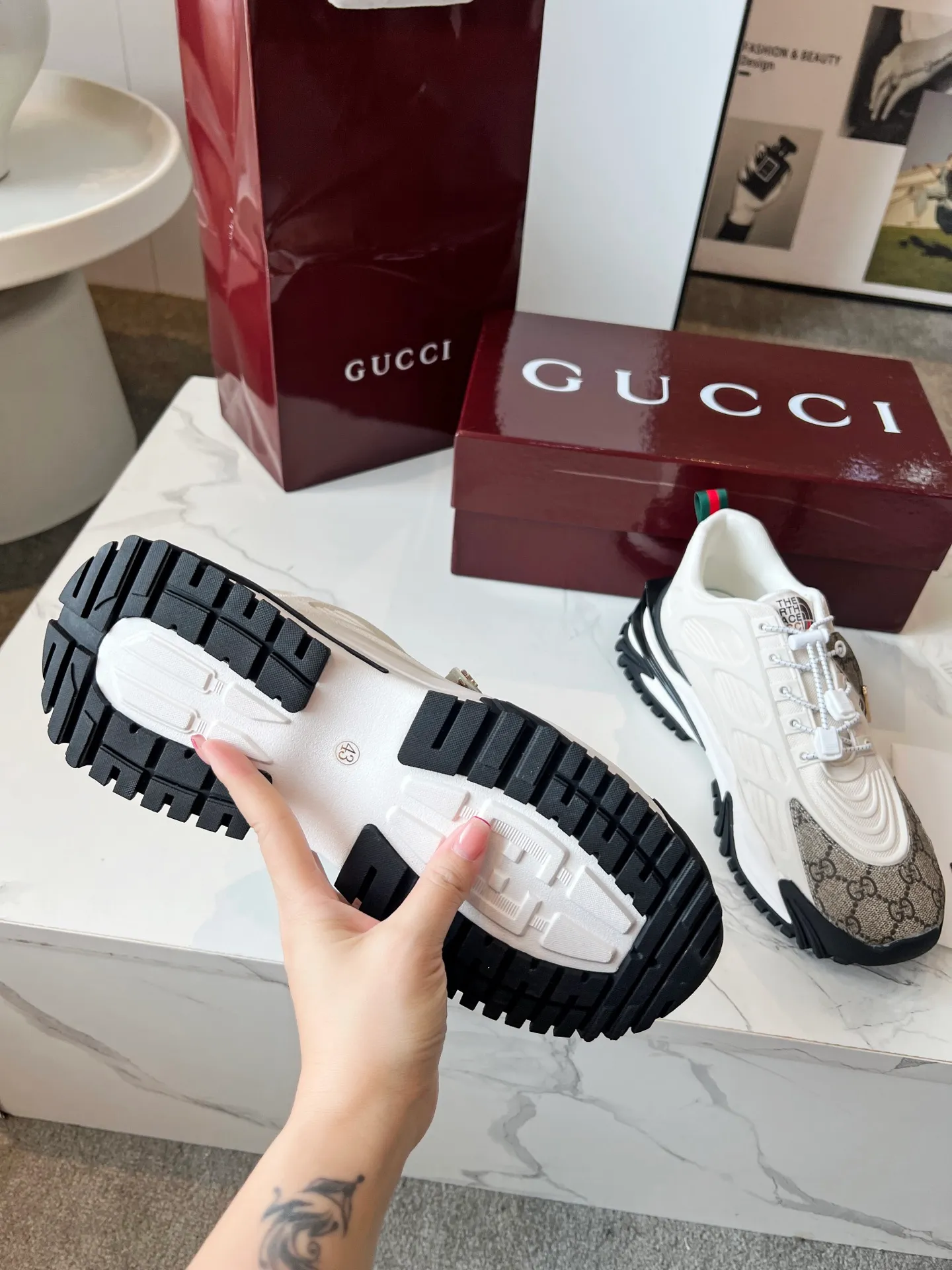 Men's shoes p580 ❤️❤️❤️Gucci series 2.0 sneakers are made with heavy investment❤️‍🔥❤️‍🔥❤️‍🔥Renewed interpretation of the brand's iconic striped webbing elements😍😍When retro genes collide with futuristic design🎊🎊This new pair of Gucci shoes directly reaches the trend threshold💥 ✔️Color caron contrasting color + classic stripes, GG reflective piping, good visual impact, with high-light filter when out on the street ✔️Multi-layer structure of different materials, mesh breathability, leather shaping, outsole EVA foam and TPU combination😍😍😍Fashion and practicality are both online ✔️ The details are double G midsole + iconic double G lock shoelaces, the retro DNA is crazy and restless, and every step is based on the trendy aesthetic❤️❤️❤️❤️ Matching size: Male 39-44